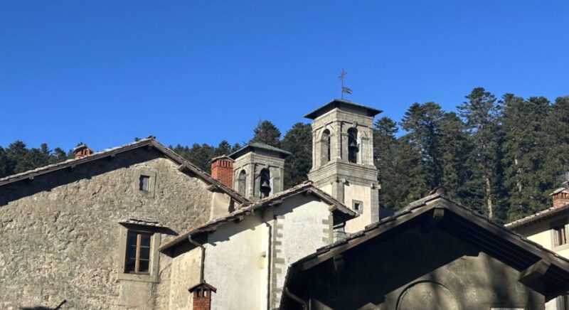 Eremo di Camaldoli con i due campanili immersi nella foresta del Casentino