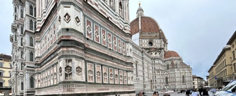 Duomo di Firenze con turisti in piazza