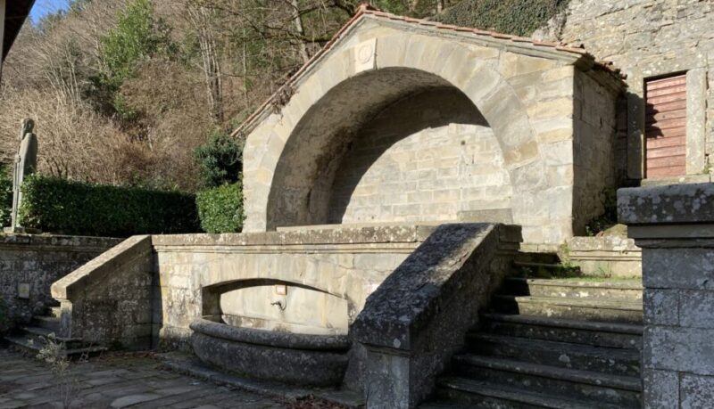 Fontana di Camaldoli davanti al Monastero immerso nelle Foreste Casentinesi