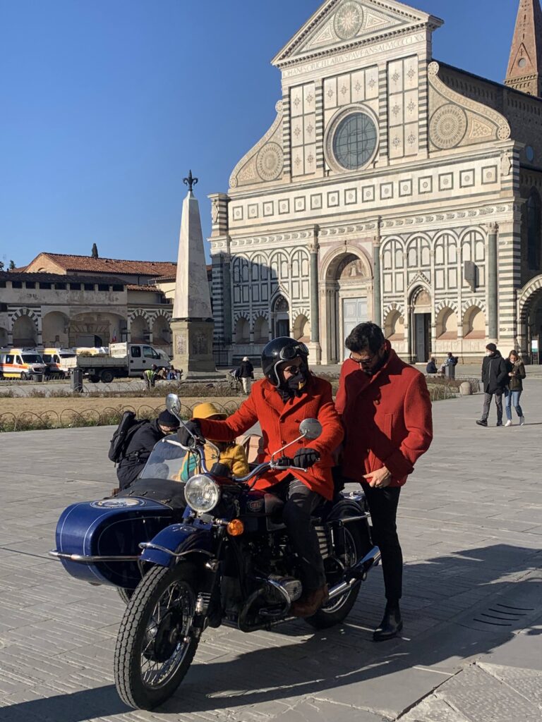 Sidecar d’epoca in Piazza Santa Maria Novella a Firenze, punto di partenza di un itinerario verso la Val d’Orcia.