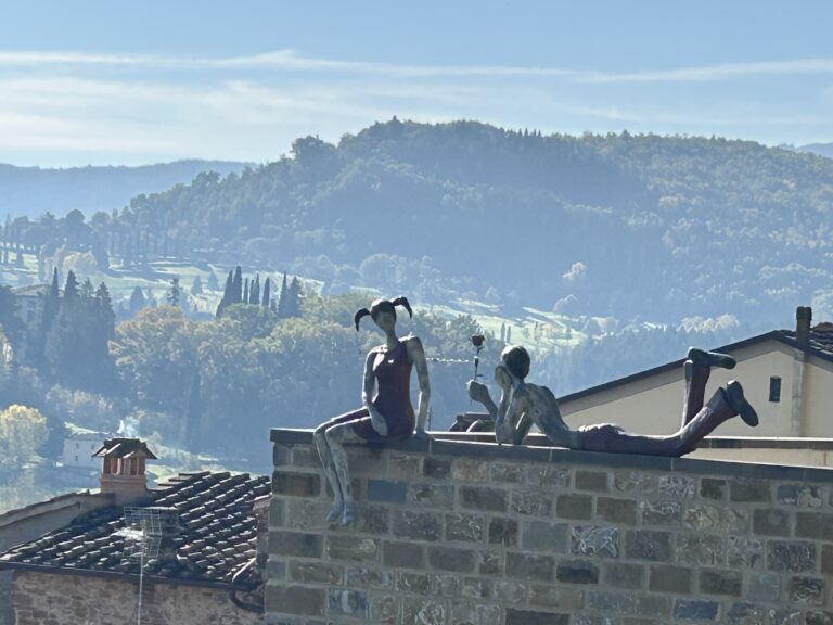 statue di innamorati sul belvedere del Castello di Poppi in Casentino