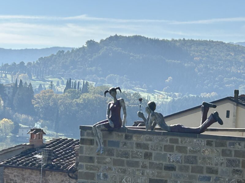 statue di innamorati sul belvedere del Castello di Poppi in Casentino