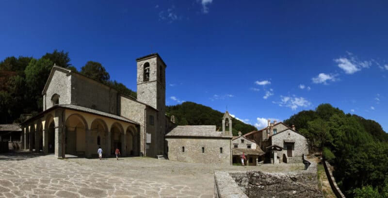 Santuario della Verna tra roccia e architettura francescana