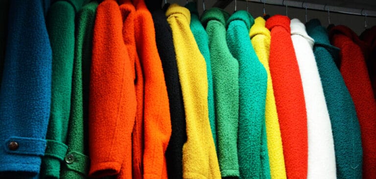 Cappotti e giacche in panno Casentino esposti in varie colorazioni