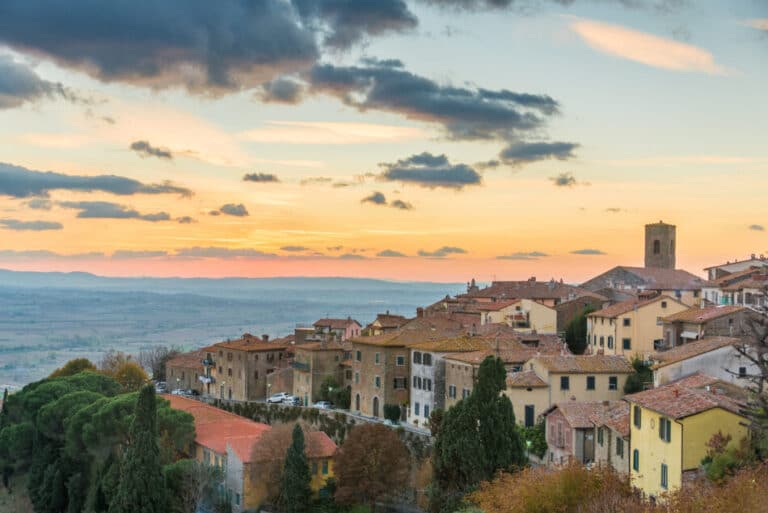 Cortona vista dall’alto con panorama sulla Valdichiana
