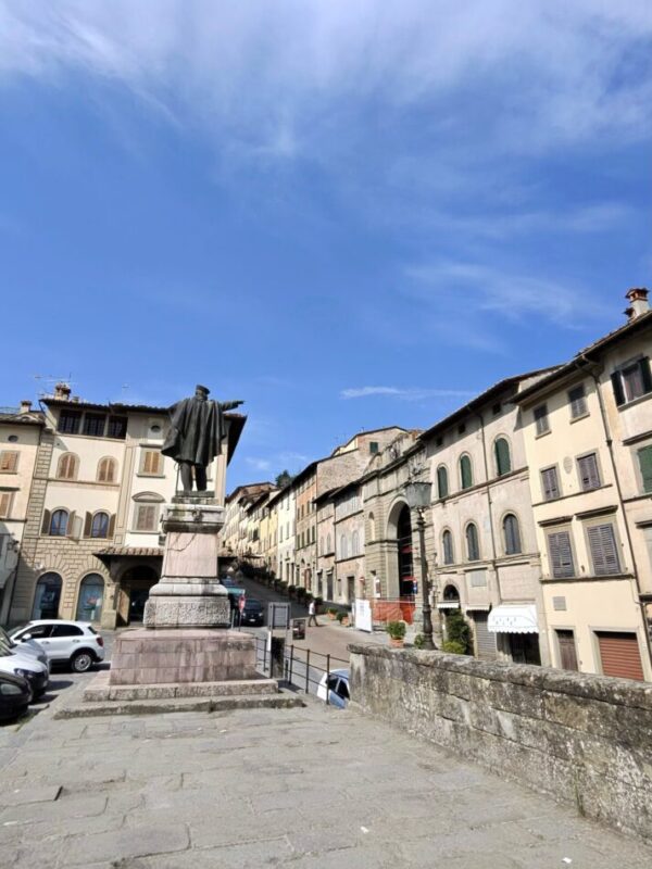 Statua di Garibaldi nella piazza di Anghiari