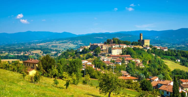 Panoramica del borgo di Poppi con il Castello dei Conti Guidi nel Casentino