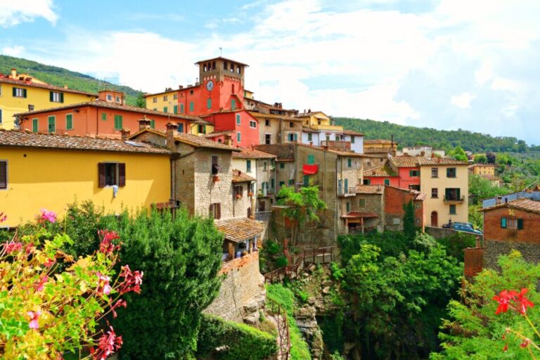 Vista di Loro Ciuffenna con la Torre dell’Orologio in evidenza tra le case del borgo
