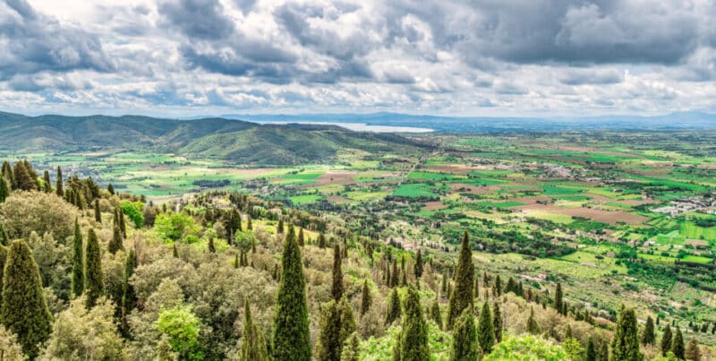 Colline della Valdichiana viste da Cortona con campi e paesaggio toscano
