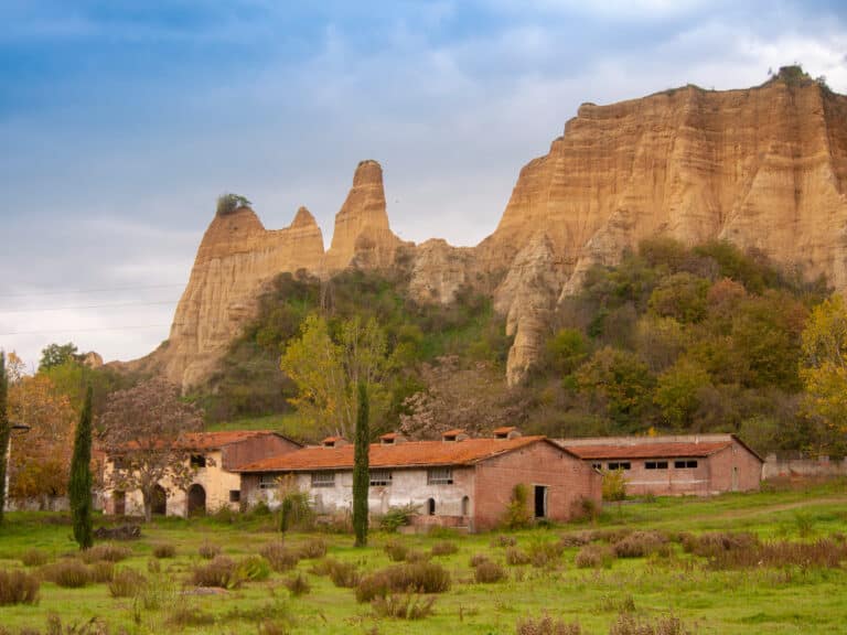 Veduta ampia delle Balze di Castelfranco di Sopra nel Valdarno toscano