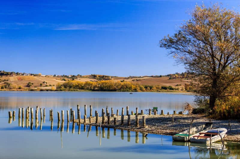 Barche ormeggiate a un approdo sul Lago di Chiusi in Toscana