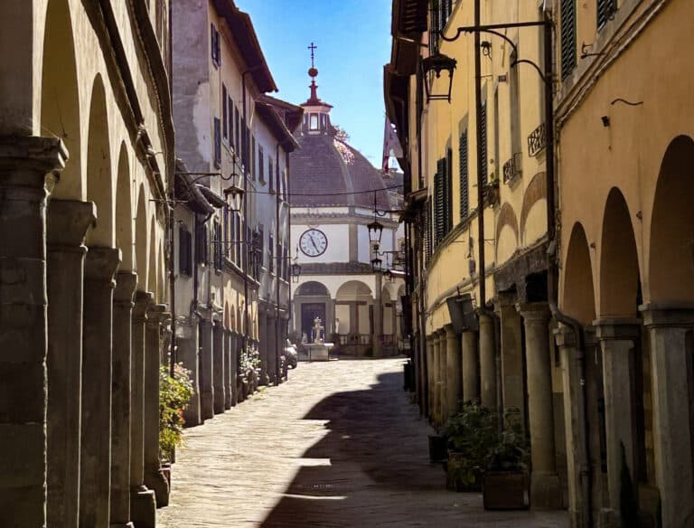 logge di via Cavour a Poppi con oratorio della Madonna del Morbo sullo sfondo