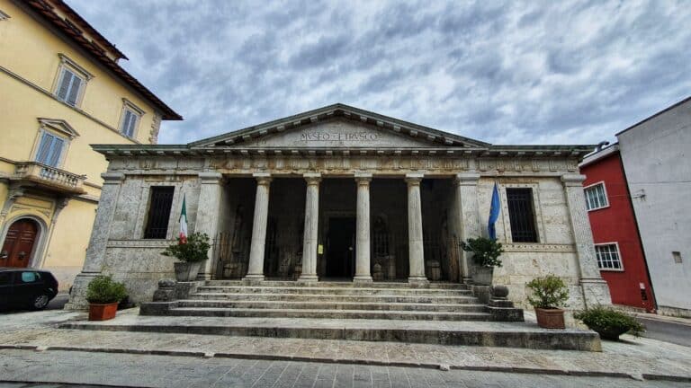Museo archeologico nazionale di Chiusi con reperti etruschi