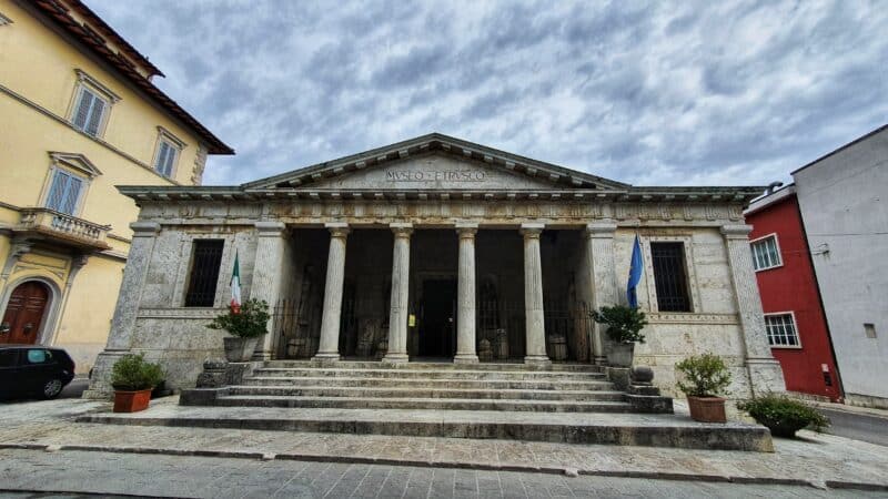 Museo archeologico nazionale di Chiusi con reperti etruschi