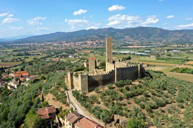 Castello di Montecchio Vesponi dall’alto con panorama sulla Valdichiana