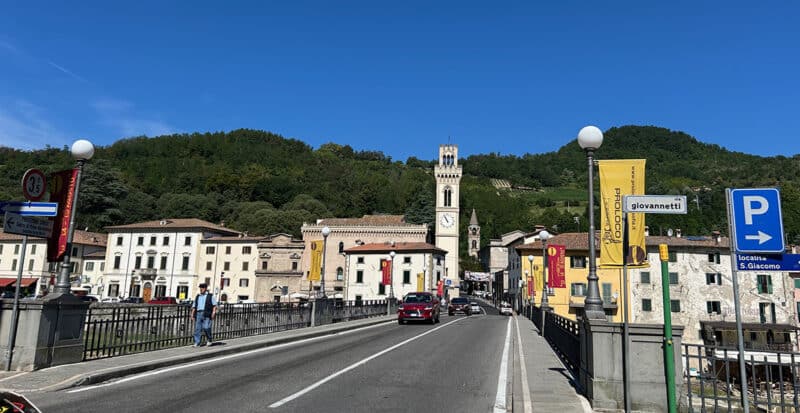 Ponte sul fiume Bidente e torre con orologio nel centro di Santa Sofia, nel versante romagnolo dell’Appennino.